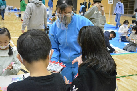 写真:新春たこあげ大会のボランティア17