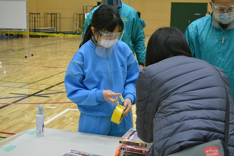 写真:新春たこあげ大会のボランティア18