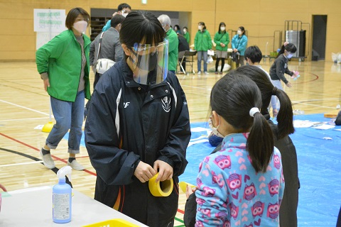 写真:新春たこあげ大会のボランティア19