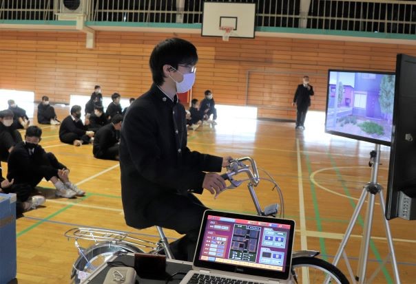 写真:自転車シミュレータを活用した安全教室1