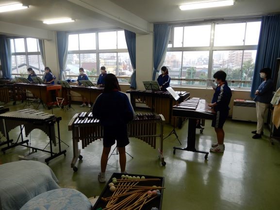 写真:楽器を演奏する様子