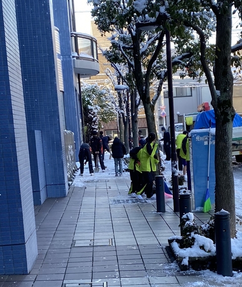 写真:歩道の雪かきをする様子