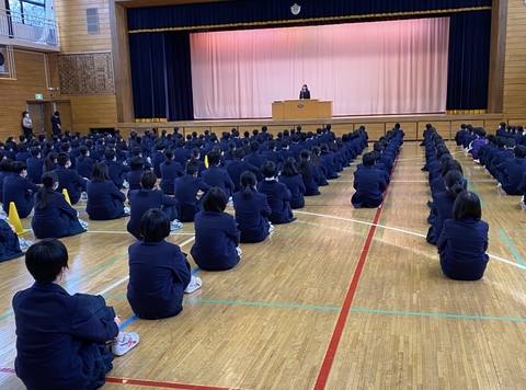 写真:生徒会から呼びかけを行う様子