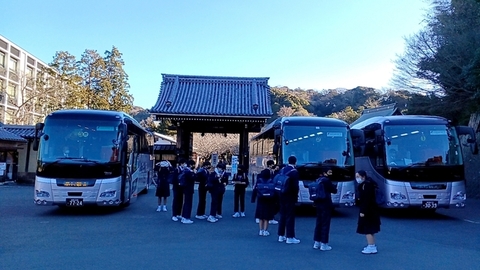 写真:校外学習で建長寺を訪れる2年生