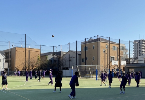 写真:昼休みにバレーボールする生徒たち