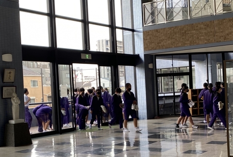 写真:校庭から戻ってきた生徒たち