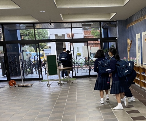 写真:横浜校外学習に出発する様子
