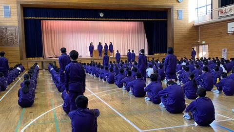 写真:朝礼時の生徒表彰の様子