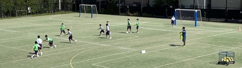 写真:サッカーをしている生徒