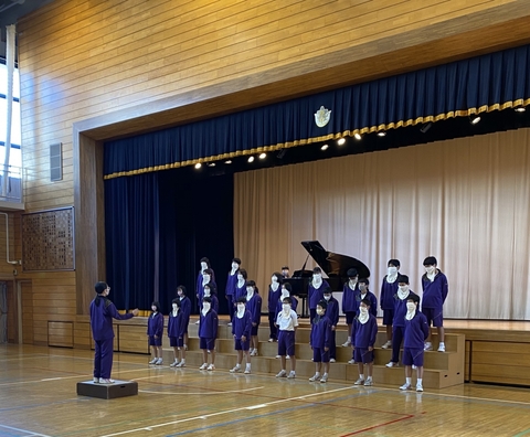 写真:合唱学年間交流1