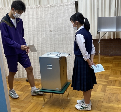 写真:投票の様子