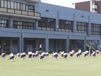 写真:校庭で練習している様子1