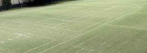 写真:ハンドボール投げのラインが引かれた校庭