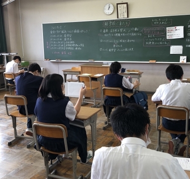 写真:2年生の昼学習の様子