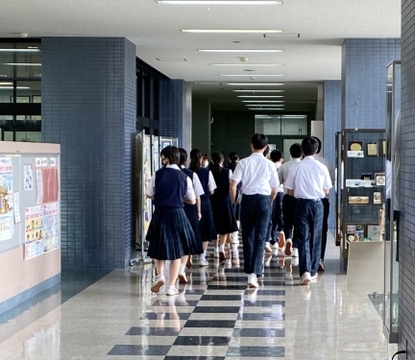 写真:授業間に移動する生徒たち