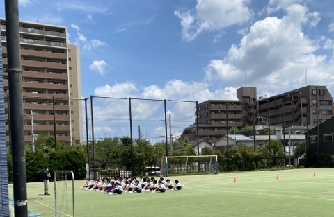 写真:1年生女子生徒の体育の授業