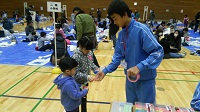 写真:新春たこあげ大会お手伝い2