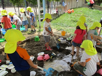 写真:水や泥でダイナミックに遊ぶ子どもたち