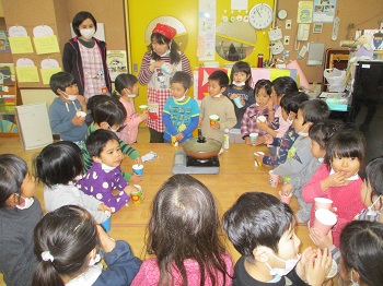 写真:みんなで育てたものを食べる子どもたち