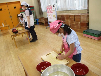 写真:みんなで育てたものを食べる子どもたち
