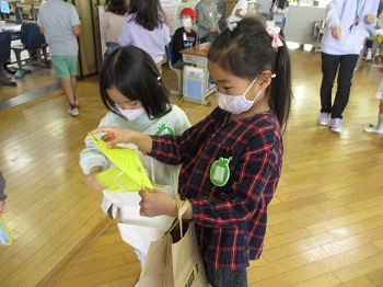 写真:＜年長組＞汐入小どんぐりまつり1