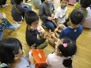 写真:＜年長組＞汐入小どんぐりまつり3