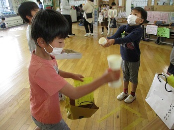 写真:＜年長組＞汐入小どんぐりまつり2