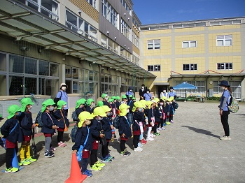 写真:＜年中・年長組＞東白鬚公園遠足1