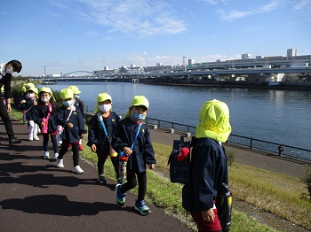 写真:＜年中・年長組＞東白鬚公園遠足2