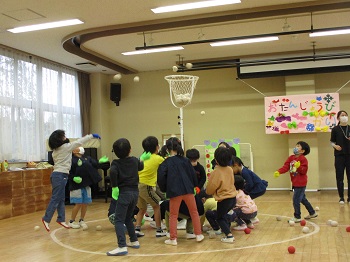 写真:＜年中・年長組＞誕生会2