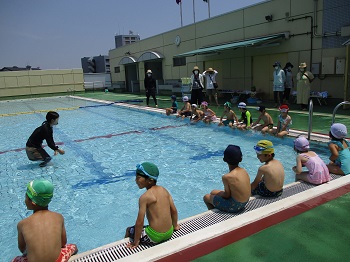 写真:年長組　小学校プールへ1