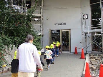 写真:年中・年長組　産業技術高専見学1