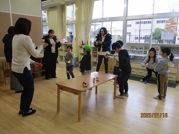 写真:お正月遊びの会を楽しむ親子1