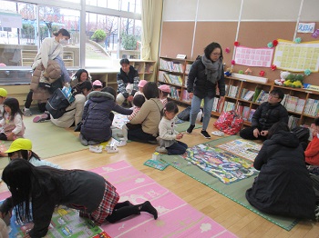 写真:お正月遊びの会を楽しむ親子2