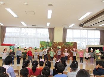 写真:劇を披露する子どもたち