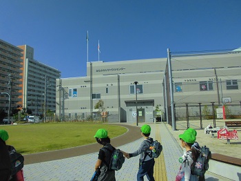写真:リサイクルセンターの前を歩く子どもたち