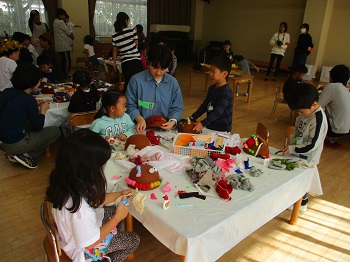 写真:フェルトで飾り付けをする子どもたち