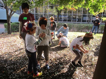 写真:帽子をかぶって外を散策する子どもたち