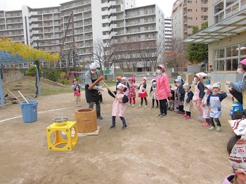 写真:餅をつく子どもたち