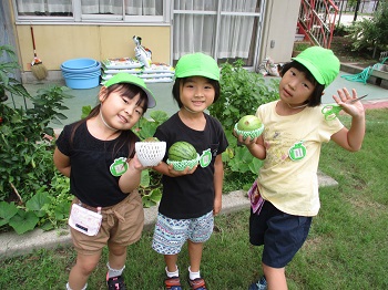 写真:小玉すいかを持つ子どもたち