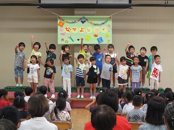 写真:ステージで歌を披露する子どもたち