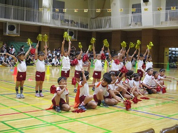 写真:衣装を着て演技をする子どもたち