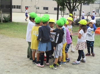 写真:外で集まって遊ぶ子どもたち