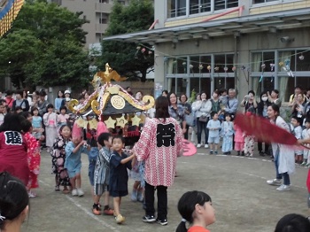 写真:おみこしを担ぐ子どもたち