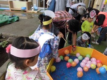 写真:ヨーヨー釣りを楽しむ子どもたち