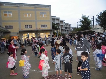 写真:円になって踊る子どもたち