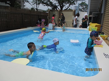 写真:プールを楽しむ子どもたち