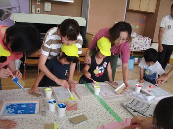 写真:協力して色を塗る親子