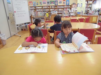 写真:絵本をじっくり読む子どもたち