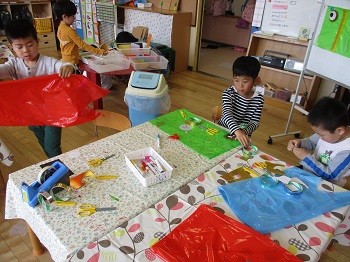 写真:カラーポリ袋を使ってこいのぼりを作る子どもたち